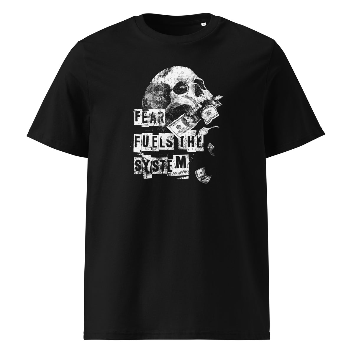 Vorderansicht eines schwarzen T-Shirts mit dem Motiv 'Fear Fuels The System': Ein detaillierter weißer Totenkopf im Profil, aus dessen Kiefer mehrere Geldscheine fallen. Der Text steht in blockiger, abgenutzter weißer Schrift links neben dem Schädel