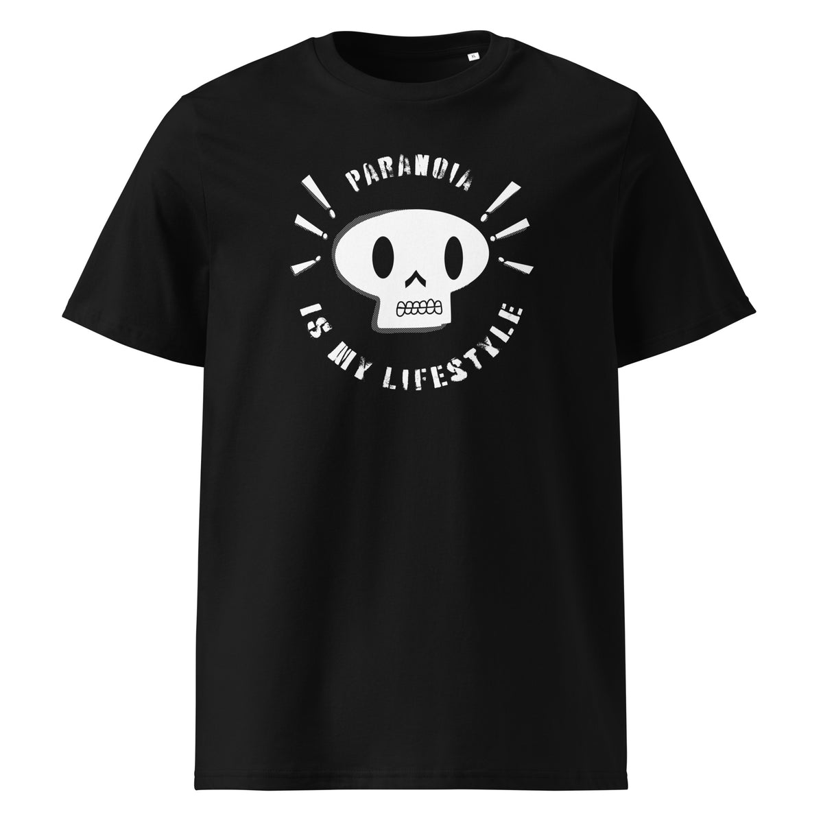 Vorderansicht eines schwarzen T-Shirts mit dem Motiv 'Paranoia is my Lifestyle': Ein stilisierter, weißer Totenkopf mit großen Augenhöhlen, umgeben von radial angeordneten Ausrufezeichen und dem bogenförmigen Schriftzug in Stencil-Optik