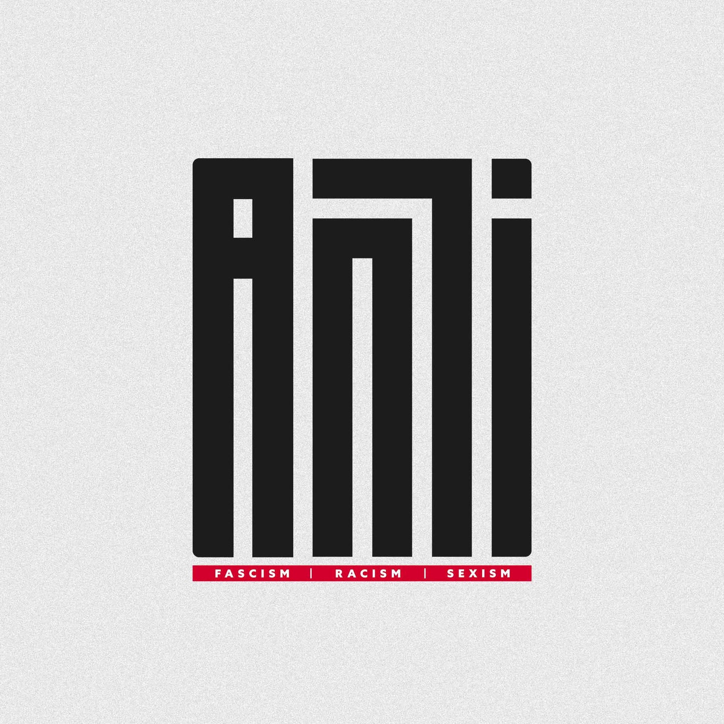 Detailanzeige des linken Statement T-Shirt Motivs mit klarem, schwarzem "ANTI"-Logo in geometrischer moderner Schrift, darunter ein roter Balken auf dem in Weißer Schrift “Faschismus, Rassismus und Sexismus” steht. Linkes Statement T-Shirt Motiv für Protest und Demo.
