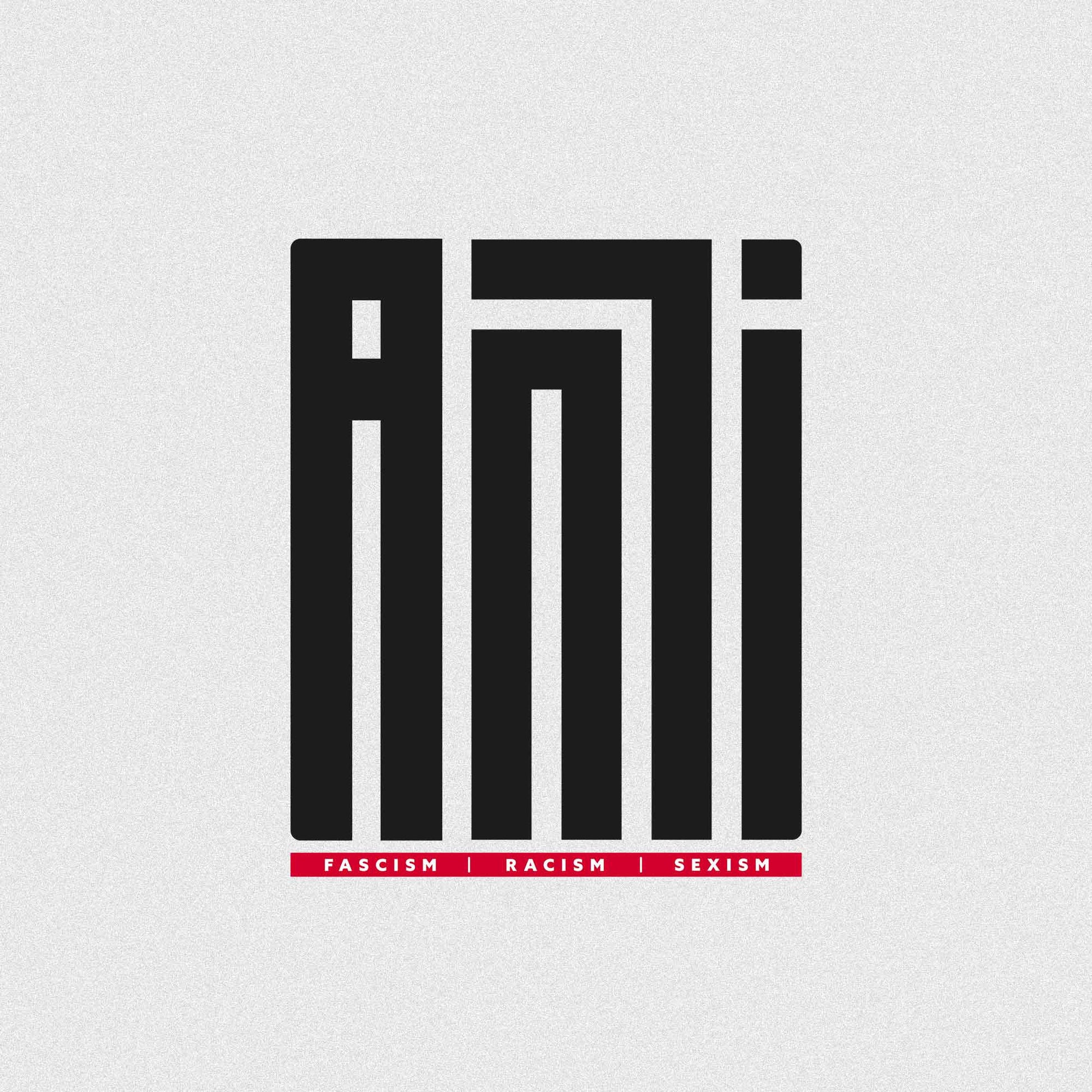 Detailanzeige des linken Statement T-Shirt Motivs mit klarem, schwarzem "ANTI"-Logo in geometrischer moderner Schrift, darunter ein roter Balken auf dem in Weißer Schrift “Faschismus, Rassismus und Sexismus” steht. Linkes Statement T-Shirt Motiv für Protest und Demo.