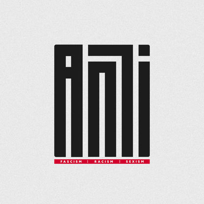 Detailanzeige des linken Statement T-Shirt Motivs mit klarem, schwarzem "ANTI"-Logo in geometrischer moderner Schrift, darunter ein roter Balken auf dem in Weißer Schrift “Faschismus, Rassismus und Sexismus” steht. Linkes Statement T-Shirt Motiv für Protest und Demo.