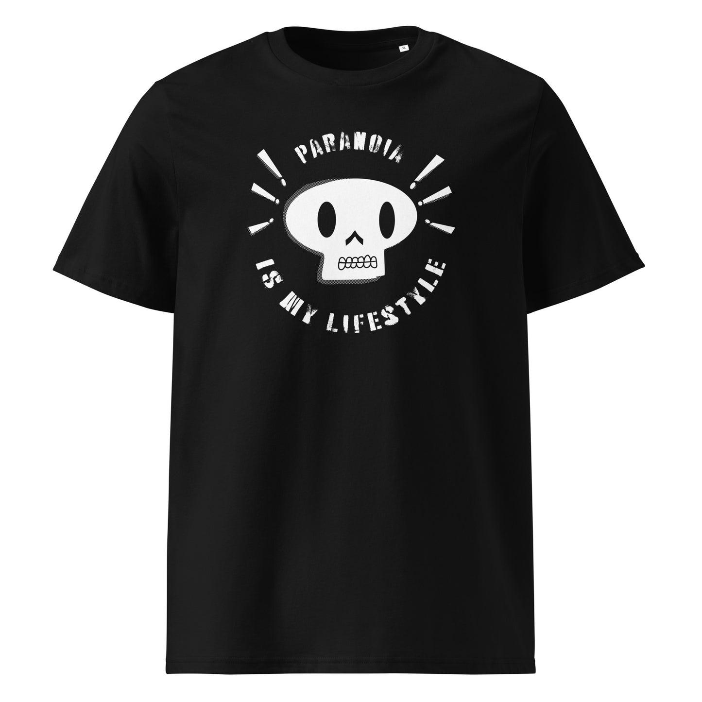 Vorderansicht eines schwarzen T-Shirts mit dem Motiv 'Paranoia is my Lifestyle': Ein stilisierter, weißer Totenkopf mit großen Augenhöhlen, umgeben von radial angeordneten Ausrufezeichen und dem bogenförmigen Schriftzug in Stencil-Optik
