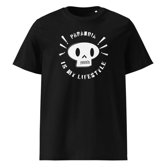 Vorderansicht eines schwarzen T-Shirts mit dem Motiv 'Paranoia is my Lifestyle': Ein stilisierter, weißer Totenkopf mit großen Augenhöhlen, umgeben von radial angeordneten Ausrufezeichen und dem bogenförmigen Schriftzug in Stencil-Optik
