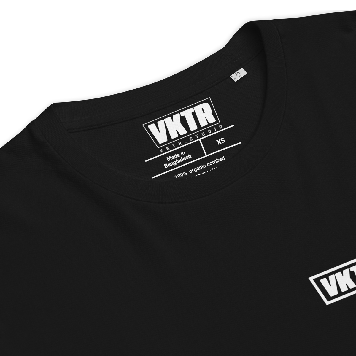 Gedrucktes Innenetikett von VKTR.STUDIO auf schwarzem Bio-Baumwoll-T-Shirt mit Größenangabe